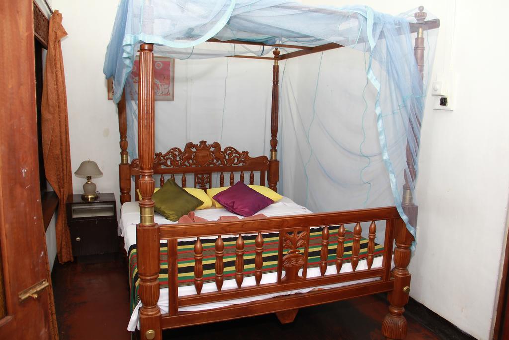 Traditional Kandyan House Bilik gambar